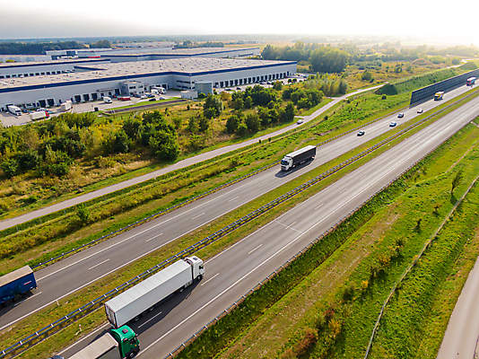 포토 JPG 해외이미지 산업 도로 비즈니스 공장 교통시설 자동차 안테나 사람없음 건물 화물 상품 컨테이너 창고 상업 수납 짐차 무거움 트레일러 물류 드론 분배 수입 조감도 해외포토 건축물 길 육상교통 교통 통신 공업 운송업 무게 시설 파일형식 이미지허브