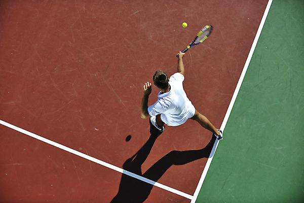 포토 JPG 해외이미지 주간 전신 남자 한명 서기 들기 성인 야외 뒷모습 하이앵글 테니스 테니스라켓 테니스장 테니스선수 치기 성인남자한명만 해외포토 자연요소 1 뷰포인트 스포츠시설 모션 운동선수 사람 구기 라켓 남자한명만 성인남자만 파일형식 이미지허브