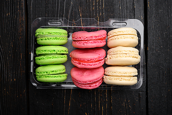 포토 JPG 해외이미지 검은배경 디저트 실내 사람없음 상자 하이앵글 달콤 담기 일렬 마카롱 나무배경 해외포토 음식 뷰포인트 백그라운드 모션 내부 검은색 맛 파일형식 이미지허브