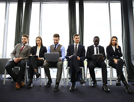 포토 JPG 해외이미지 전신 서양인 여자 남자 의자 회사 들기 앉기 정장 여러명 성인 앞모습 노트북 스마트폰 타이핑 비즈니스맨 비즈니스우먼 면접 통화 구인구직 성인만 해외포토 외국인 옷 뷰포인트 가구 다수 비즈니스 모션 사람 전자제품 핸드폰 스마트기기 구직 직장인 구인 파일형식 이미지허브