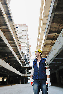 포토 JPG 해외이미지 남자 건축 건설업 한명 상반신 성인 앞모습 건설현장 엔지니어 안전모 건축가 보호장갑 성인남자한명만 건설근로자 해외포토 직업 1 산업 뷰포인트 사람 기술자 헬멧 안전장비 남자한명만 성인남자만 파일형식 이미지허브