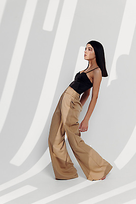 포토 JPG 해외이미지 전신 모델 여자 패션 포즈 실내 한명 서기 성인 옆모습 햇빛 우아함 스타일링 성인여자한명만 와이드팬츠 해외포토 1 뷰포인트 컨셉 바지 모션 사람 내부 태양 여자한명만 성인여자만 파일형식 이미지허브