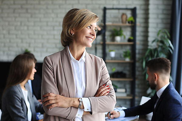 포토 JPG 해외이미지 응시 여자 남자 회사 비즈니스 탁자 여러명 상반신 성인 앞모습 옆모습 세명 사무실 팔짱 비즈니스우먼 성인만 해외포토 시선 뷰포인트 가구 다수 모션 사람 직장인 파일형식 이미지허브