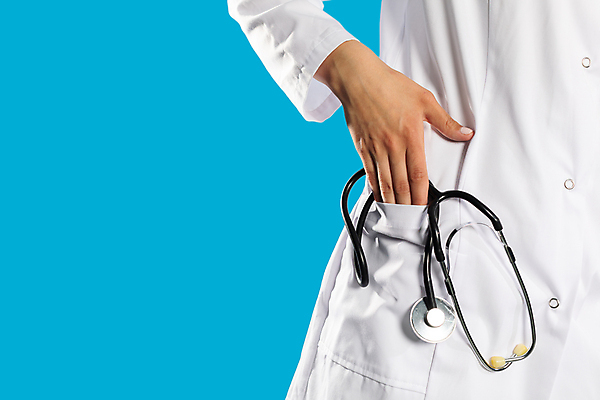 포토 JPG 해외이미지 손 여자 유니폼 손가락 청진기 한명 파란색 검은색 앞치마 간호사 의사 닫기 질병 예방 파란배경 고립 헬프 견습생 대리인 해외포토 1 옷 컬러 백그라운드 의학 의료기기 모션 사람 신체부위 의료진 도움 파일형식 이미지허브