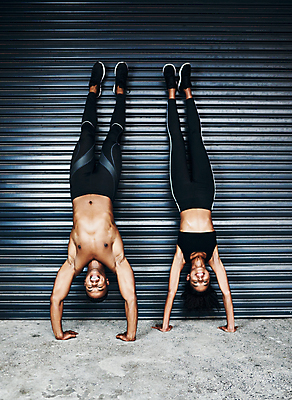 포토 JPG 해외이미지 전신 커플 응시 여자 남자 행복 함께함 건강 20대 성인 두명 앞모습 운동 물구나무 성인만 해외포토 시선 감정 뷰포인트 컨셉 관계 모션 사람 청년 파일형식 이미지허브