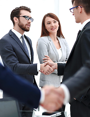 포토 JPG 해외이미지 응시 여자 남자 비즈니스 협력 악수 실내 협상 상반신 성인 옆모습 세명 마주보기 팔짱 비즈니스맨 비즈니스우먼 소프트포커스 성인만 해외포토 시선 뷰포인트 모션 촬영기법 사람 손짓 내부 직장인 파일형식 이미지허브