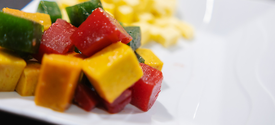 포토 JPG 해외이미지 전통 접시 음식 조각 백그라운드 다이어트 재료 탁자 치즈 건강 사탕 요리 사람없음 컬러풀 흰색 신선 달콤 맛 굽기 큐브 오브젝트 정사각형 젤리 내추럴 백자 개조 맛있는 해외포토 도형 식기 컬러 가구 컨셉 디저트 유제품 도자기 구이 파일형식 이미지허브