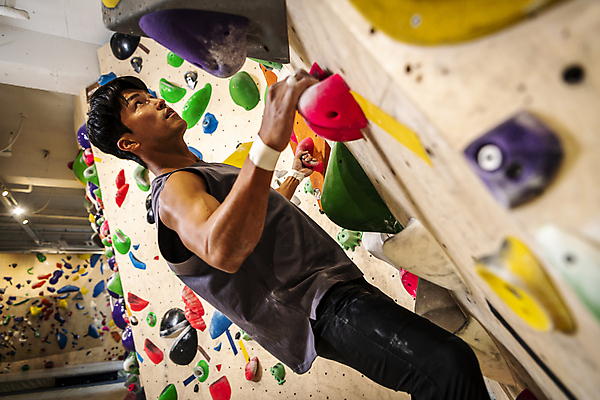 포토 JPG 응시 남자 40대 중년 중년라이프 근육 실내 매달리기 한명 상반신 취미 옆모습 운동복 운동 힘 한국인 잡기 소프트포커스 암벽 체육관 오르기 암벽등반 인공암벽등반 클라이밍 중년남자한명만 영포티 국내포토 1 라이프스타일 시선 옷 뷰포인트 모션 촬영기법 건강 사람 동양인 성인 내부 등산 등반 신조어 남자한명만 중년남자만 파일형식