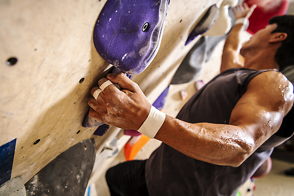 포토 JPG 남자 40대 중년 중년라이프 근육 실내 매달리기 한명 근접촬영 상반신 취미 옆모습 아웃포커스 운동복 운동 힘 한국인 잡기 암벽 체육관 오르기 암벽등반 손뻗기 인공암벽등반 클라이밍 중년남자한명만 땀흘리기 영포티 국내포토 1 라이프스타일 옷 뷰포인트 컨셉 모션 촬영기법 건강 사람 동양인 성인 내부 등산 등반 신조어 남자한명만 중년남자만 파일형식