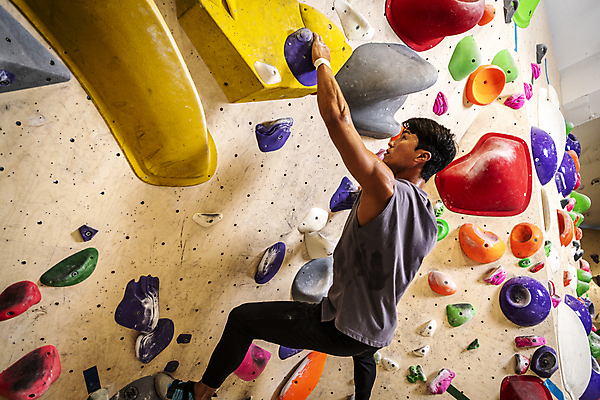 포토 JPG 전신 남자 40대 중년 중년라이프 근육 실내 매달리기 한명 취미 옆모습 운동복 운동 힘 한국인 잡기 암벽 체육관 오르기 암벽등반 손뻗기 인공암벽등반 클라이밍 중년남자한명만 영포티 국내포토 1 라이프스타일 옷 뷰포인트 모션 건강 사람 동양인 성인 내부 등산 등반 신조어 남자한명만 중년남자만 파일형식