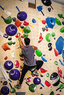 포토 JPG 전신 남자 40대 중년 중년라이프 근육 실내 매달리기 한명 취미 뒷모습 운동복 운동 힘 한국인 잡기 암벽 체육관 오르기 암벽등반 손뻗기 인공암벽등반 클라이밍 중년남자한명만 영포티 국내포토 1 라이프스타일 옷 뷰포인트 모션 건강 사람 동양인 성인 내부 등산 등반 신조어 남자한명만 중년남자만 파일형식