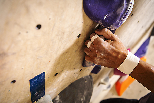 포토 JPG 손 중년라이프 근육 실내 근접촬영 취미 신체부위 운동 힘 잡기 암벽 체육관 오르기 암벽등반 손목보호대 인공암벽등반 클라이밍 테이핑 영포티 국내포토 라이프스타일 뷰포인트 중년 모션 건강 사람 내부 치료 등산 등반 신조어 파일형식