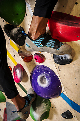 포토 JPG 남자 40대 중년 중년라이프 발 실내 한명 근접촬영 취미 아웃포커스 신체부위 운동 한국인 하반신 다리 암벽 체육관 오르기 암벽등반 밟기 인공암벽등반 클라이밍 중년남자한명만 영포티 국내포토 1 라이프스타일 뷰포인트 모션 촬영기법 건강 사람 동양인 성인 내부 등산 등반 신조어 남자한명만 중년남자만 파일형식