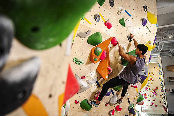 포토 JPG 전신 응시 남자 40대 중년 중년라이프 근육 실내 매달리기 한명 취미 뒷모습 운동복 운동 힘 한국인 잡기 소프트포커스 암벽 체육관 오르기 암벽등반 인공암벽등반 클라이밍 중년남자한명만 영포티 국내포토 1 라이프스타일 시선 옷 뷰포인트 모션 촬영기법 건강 사람 동양인 성인 내부 등산 등반 신조어 남자한명만 중년남자만 파일형식