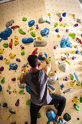 포토 JPG 전신 남자 40대 중년 중년라이프 근육 실내 매달리기 한명 취미 뒷모습 운동복 운동 힘 한국인 잡기 암벽 체육관 오르기 암벽등반 등산화 인공암벽등반 클라이밍 중년남자한명만 영포티 국내포토 1 라이프스타일 옷 뷰포인트 신발 모션 건강 사람 동양인 성인 내부 등산 등반 등산용품 신조어 남자한명만 중년남자만 파일형식