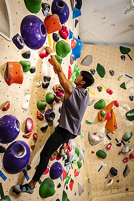 포토 JPG 전신 응시 남자 40대 중년 중년라이프 근육 실내 매달리기 한명 취미 옆모습 운동복 운동 힘 한국인 잡기 암벽 체육관 오르기 암벽등반 손뻗기 인공암벽등반 클라이밍 중년남자한명만 영포티 국내포토 1 라이프스타일 시선 옷 뷰포인트 모션 건강 사람 동양인 성인 내부 등산 등반 신조어 남자한명만 중년남자만 파일형식