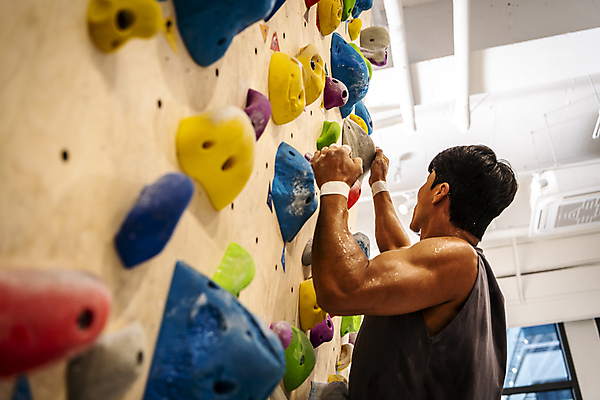 포토 JPG 남자 40대 중년 중년라이프 근육 실내 매달리기 한명 상반신 취미 뒷모습 운동복 운동 힘 한국인 잡기 소프트포커스 암벽 체육관 오르기 암벽등반 인공암벽등반 클라이밍 중년남자한명만 땀흘리기 영포티 국내포토 1 라이프스타일 옷 뷰포인트 컨셉 모션 촬영기법 건강 사람 동양인 성인 내부 등산 등반 신조어 남자한명만 중년남자만 파일형식