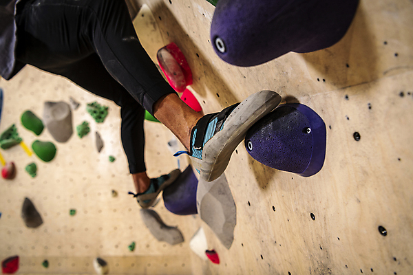 포토 JPG 중년라이프 발 실내 근접촬영 취미 뒷모습 운동복 운동 하반신 다리 암벽 체육관 오르기 암벽등반 밟기 인공암벽등반 클라이밍 영포티 국내포토 라이프스타일 옷 뷰포인트 중년 모션 건강 내부 신체부위 등산 등반 신조어 파일형식