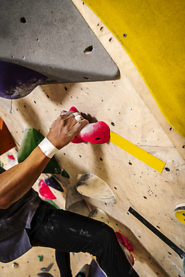 포토 JPG 손 남자 40대 중년 중년라이프 근육 실내 매달리기 한명 상반신 취미 옆모습 운동복 운동 힘 한국인 잡기 암벽 체육관 오르기 암벽등반 손목보호대 인공암벽등반 클라이밍 테이핑 중년남자한명만 영포티 국내포토 1 라이프스타일 옷 뷰포인트 모션 건강 사람 동양인 성인 내부 신체부위 치료 등산 등반 신조어 남자한명만 중년남자만 파일형식