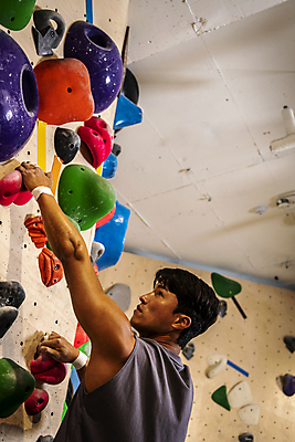 포토 JPG 응시 남자 40대 중년 중년라이프 근육 실내 매달리기 한명 상반신 취미 옆모습 운동복 운동 힘 한국인 잡기 암벽 체육관 오르기 암벽등반 인공암벽등반 클라이밍 중년남자한명만 영포티 국내포토 1 라이프스타일 시선 옷 뷰포인트 모션 건강 사람 동양인 성인 내부 등산 등반 신조어 남자한명만 중년남자만 파일형식