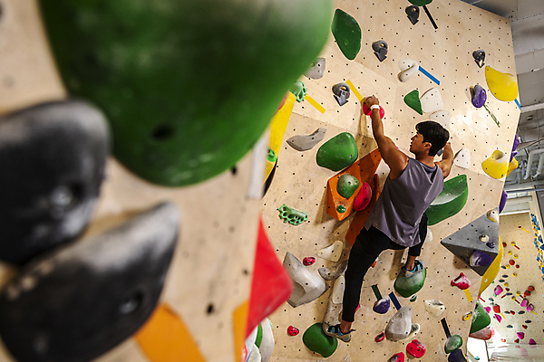 포토 JPG 전신 응시 남자 40대 중년 중년라이프 근육 실내 매달리기 한명 취미 뒷모습 운동복 운동 힘 한국인 잡기 소프트포커스 암벽 체육관 오르기 암벽등반 인공암벽등반 클라이밍 중년남자한명만 영포티 국내포토 1 라이프스타일 시선 옷 뷰포인트 모션 촬영기법 건강 사람 동양인 성인 내부 등산 등반 신조어 남자한명만 중년남자만 파일형식