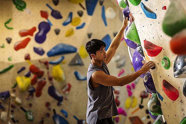 포토 JPG 응시 남자 40대 중년 중년라이프 근육 실내 매달리기 한명 상반신 취미 옆모습 아웃포커스 운동복 운동 힘 한국인 잡기 암벽 체육관 오르기 암벽등반 인공암벽등반 클라이밍 중년남자한명만 영포티 국내포토 1 라이프스타일 시선 옷 뷰포인트 모션 촬영기법 건강 사람 동양인 성인 내부 등산 등반 신조어 남자한명만 중년남자만 파일형식