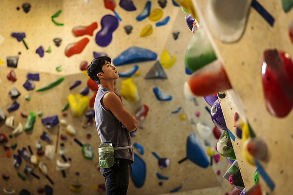 포토 JPG 응시 남자 40대 중년 중년라이프 실내 한명 취미 옆모습 운동복 운동 팔짱 한국인 암벽 고민 체육관 암벽등반 힙색 인공암벽등반 클라이밍 중년남자한명만 영포티 국내포토 1 라이프스타일 시선 옷 감정 뷰포인트 가방 모션 건강 사람 동양인 성인 내부 등산 등반 신조어 남자한명만 중년남자만 파일형식