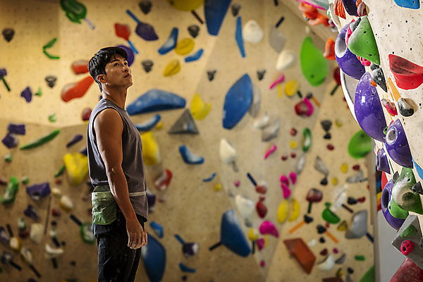 포토 JPG 응시 남자 40대 중년 중년라이프 실내 한명 상반신 취미 옆모습 운동복 운동 한국인 암벽 체육관 암벽등반 힙색 인공암벽등반 클라이밍 중년남자한명만 영포티 국내포토 1 라이프스타일 시선 옷 뷰포인트 가방 건강 사람 동양인 성인 내부 등산 등반 신조어 남자한명만 중년남자만 파일형식