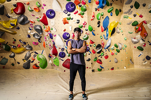 포토 JPG 전신 응시 남자 40대 중년 중년라이프 실내 한명 서기 취미 앞모습 운동복 운동 팔짱 전시 한국인 암벽 체육관 암벽등반 인공암벽등반 클라이밍 중년남자한명만 영포티 국내포토 1 라이프스타일 시선 옷 뷰포인트 모션 건강 사람 동양인 성인 내부 등산 등반 신조어 남자한명만 중년남자만 파일형식