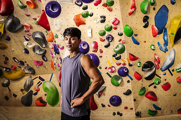 포토 JPG 응시 남자 40대 중년 허리손 중년라이프 실내 한명 미소 상반신 취미 옆모습 운동복 운동 팔짱 한국인 암벽 체육관 암벽등반 인공암벽등반 클라이밍 중년남자한명만 영포티 국내포토 1 라이프스타일 시선 옷 뷰포인트 포즈 모션 표정 건강 사람 동양인 성인 내부 등산 등반 신조어 남자한명만 중년남자만 파일형식