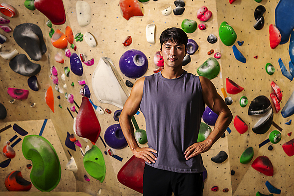 포토 JPG 응시 남자 40대 중년 허리손 중년라이프 실내 한명 미소 상반신 취미 앞모습 운동복 운동 한국인 암벽 체육관 암벽등반 인공암벽등반 클라이밍 중년남자한명만 영포티 국내포토 1 라이프스타일 시선 옷 뷰포인트 포즈 표정 건강 사람 동양인 성인 내부 등산 등반 신조어 남자한명만 중년남자만 파일형식