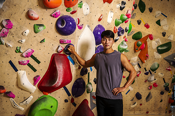 포토 JPG 응시 남자 40대 중년 허리손 중년라이프 실내 한명 상반신 취미 앞모습 운동복 운동 한국인 잡기 암벽 체육관 암벽등반 인공암벽등반 클라이밍 중년남자한명만 영포티 국내포토 1 라이프스타일 시선 옷 뷰포인트 포즈 모션 건강 사람 동양인 성인 내부 등산 등반 신조어 남자한명만 중년남자만 파일형식