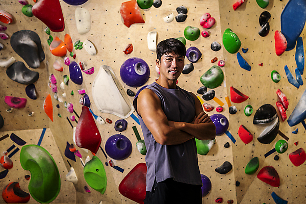 포토 JPG 응시 남자 40대 중년 중년라이프 실내 한명 미소 상반신 취미 옆모습 운동복 운동 팔짱 한국인 암벽 체육관 암벽등반 인공암벽등반 클라이밍 중년남자한명만 영포티 국내포토 1 라이프스타일 시선 옷 뷰포인트 모션 표정 건강 사람 동양인 성인 내부 등산 등반 신조어 남자한명만 중년남자만 파일형식