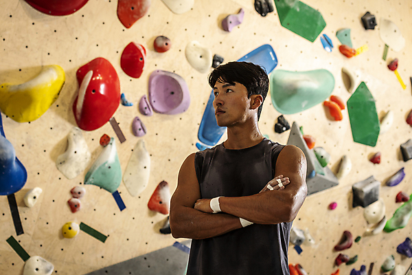 포토 JPG 응시 남자 40대 중년 중년라이프 실내 한명 상반신 취미 앞모습 운동복 운동 팔짱 한국인 암벽 체육관 암벽등반 손목보호대 인공암벽등반 클라이밍 테이핑 중년남자한명만 영포티 국내포토 1 라이프스타일 시선 옷 뷰포인트 모션 건강 사람 동양인 성인 내부 치료 등산 등반 신조어 남자한명만 중년남자만 파일형식