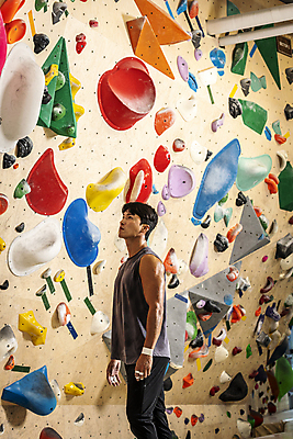 포토 JPG 응시 남자 40대 중년 중년라이프 실내 한명 상반신 취미 옆모습 운동복 운동 한국인 암벽 체육관 암벽등반 손목보호대 인공암벽등반 클라이밍 테이핑 중년남자한명만 영포티 국내포토 1 라이프스타일 시선 옷 뷰포인트 건강 사람 동양인 성인 내부 치료 등산 등반 신조어 남자한명만 중년남자만 파일형식