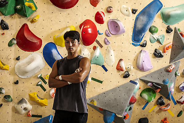 포토 JPG 응시 남자 40대 중년 중년라이프 실내 한명 상반신 취미 앞모습 운동복 운동 팔짱 한국인 암벽 체육관 암벽등반 손목보호대 인공암벽등반 클라이밍 테이핑 중년남자한명만 영포티 국내포토 1 라이프스타일 시선 옷 뷰포인트 모션 건강 사람 동양인 성인 내부 치료 등산 등반 신조어 남자한명만 중년남자만 파일형식