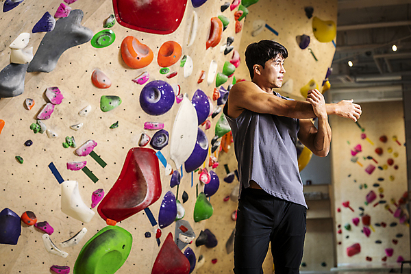 포토 JPG 응시 남자 40대 중년 중년라이프 실내 한명 상반신 취미 앞모습 운동복 운동 스트레칭 한국인 암벽 체육관 암벽등반 인공암벽등반 클라이밍 중년남자한명만 영포티 국내포토 1 라이프스타일 시선 옷 뷰포인트 건강 사람 동양인 성인 내부 등산 등반 신조어 남자한명만 중년남자만 파일형식