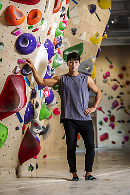 포토 JPG 전신 응시 남자 40대 중년 허리손 중년라이프 실내 한명 서기 취미 앞모습 운동복 운동 한국인 잡기 암벽 체육관 암벽등반 인공암벽등반 클라이밍 중년남자한명만 영포티 국내포토 1 라이프스타일 시선 옷 뷰포인트 포즈 모션 건강 사람 동양인 성인 내부 등산 등반 신조어 남자한명만 중년남자만 파일형식