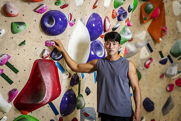 포토 JPG 전신 응시 남자 40대 중년 중년라이프 실내 한명 상반신 취미 앞모습 운동복 운동 한국인 잡기 암벽 체육관 오르기 암벽등반 인공암벽등반 클라이밍 중년남자한명만 영포티 국내포토 1 라이프스타일 시선 옷 뷰포인트 모션 건강 사람 동양인 성인 내부 등산 등반 신조어 남자한명만 중년남자만 파일형식