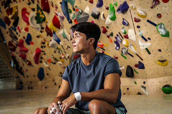 포토 JPG 응시 남자 40대 중년 중년라이프 실내 한명 미소 앉기 상반신 취미 옆모습 운동복 운동 한국인 암벽 체육관 암벽등반 손목보호대 인공암벽등반 클라이밍 테이핑 중년남자한명만 영포티 국내포토 1 라이프스타일 시선 옷 뷰포인트 모션 표정 건강 사람 동양인 성인 내부 치료 등산 등반 신조어 남자한명만 중년남자만 파일형식