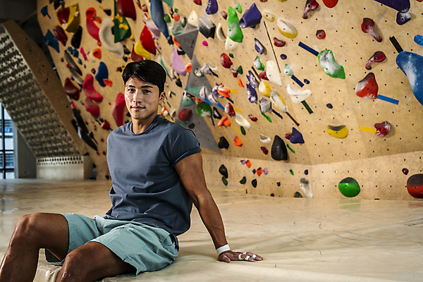 포토 JPG 응시 남자 40대 중년 중년라이프 실내 한명 미소 앉기 상반신 취미 앞모습 운동복 운동 한국인 암벽 체육관 암벽등반 손목보호대 인공암벽등반 클라이밍 테이핑 중년남자한명만 영포티 국내포토 1 라이프스타일 시선 옷 뷰포인트 모션 표정 건강 사람 동양인 성인 내부 치료 등산 등반 신조어 남자한명만 중년남자만 파일형식