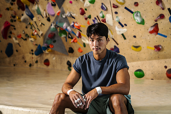 포토 JPG 응시 남자 40대 중년 중년라이프 실내 한명 미소 앉기 상반신 취미 앞모습 운동복 운동 한국인 암벽 체육관 암벽등반 손목보호대 인공암벽등반 클라이밍 테이핑 중년남자한명만 영포티 국내포토 1 라이프스타일 시선 옷 뷰포인트 모션 표정 건강 사람 동양인 성인 내부 치료 등산 등반 신조어 남자한명만 중년남자만 파일형식