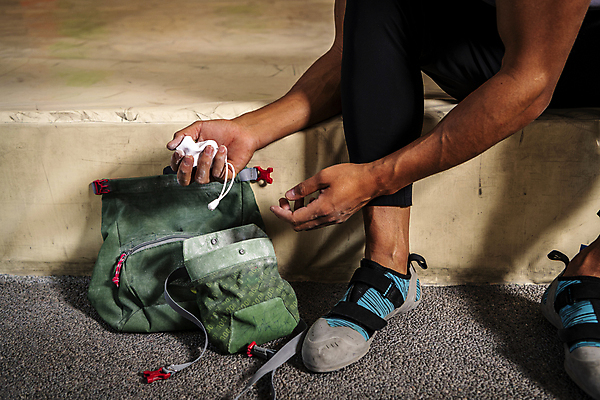 포토 JPG 남자 40대 중년 가방 중년라이프 실내 한명 앉기 취미 운동복 운동 한국인 하반신 잡기 암벽 체육관 암벽등반 인공암벽등반 클라이밍 중년남자한명만 탄마가루 영포티 국내포토 1 라이프스타일 잡화 옷 모션 건강 사람 동양인 성인 내부 등산 등반 가루 신조어 남자한명만 중년남자만 파일형식