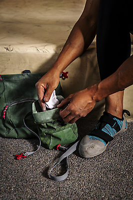 포토 JPG 손 남자 40대 중년 가방 중년라이프 실내 한명 앉기 취미 신체부위 운동 한국인 하반신 다리 잡기 암벽 준비 체육관 암벽등반 인공암벽등반 클라이밍 중년남자한명만 탄마가루 영포티 국내포토 1 라이프스타일 잡화 모션 건강 사람 동양인 성인 내부 등산 등반 가루 신조어 남자한명만 중년남자만 파일형식