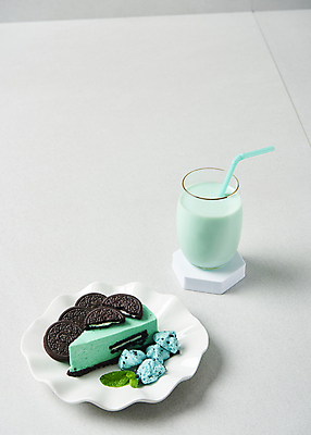 포토 JPG 스튜디오촬영 접시 회색배경 디저트 잔 실내 빨대 사람없음 쿠키 우유 조각케이크 애플민트 민트초코 국내포토 식기 음식 백그라운드 유제품 내부 케이크 초콜릿 회색 민트 파일형식