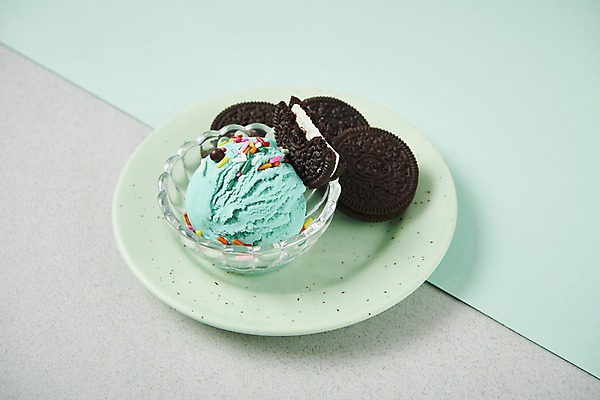 포토 JPG 스튜디오촬영 접시 회색배경 아이스크림 디저트 실내 사람없음 쿠키 유리그릇 스프링클 민트색배경 민트초코 국내포토 그릇 식기 음식 백그라운드 유리 내부 장식 초콜릿 회색 민트색 파일형식