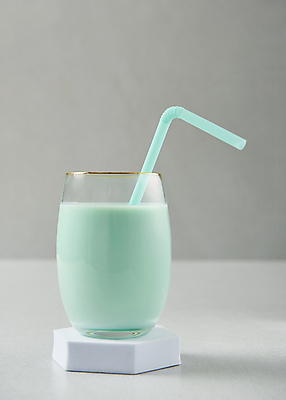 포토 JPG 스튜디오촬영 회색배경 디저트 잔 한잔 실내 빨대 사람없음 우유 컵받침 민트초코 국내포토 1 식기 음식 백그라운드 유제품 내부 초콜릿 회색 받침대 파일형식