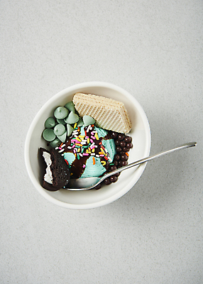 포토 JPG 스튜디오촬영 그릇 회색배경 아이스크림 디저트 실내 사람없음 하이앵글 쿠키 숟가락 초코볼 초코칩 스프링클 웨하스 민트초코 국내포토 식기 음식 뷰포인트 백그라운드 수저 내부 장식 초콜릿 회색 파일형식