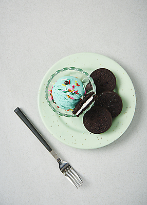 포토 JPG 스튜디오촬영 접시 포크 회색배경 아이스크림 디저트 실내 사람없음 하이앵글 쿠키 유리그릇 스프링클 민트초코 국내포토 그릇 식기 음식 뷰포인트 백그라운드 유리 내부 장식 초콜릿 회색 파일형식