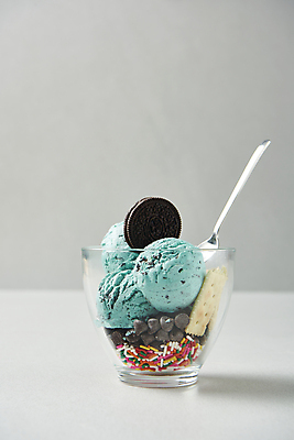 포토 JPG 스튜디오촬영 회색배경 아이스크림 디저트 실내 사람없음 크래커 쿠키 숟가락 유리그릇 초코칩 스프링클 민트초코 국내포토 그릇 음식 백그라운드 유리 수저 내부 장식 초콜릿 회색 파일형식